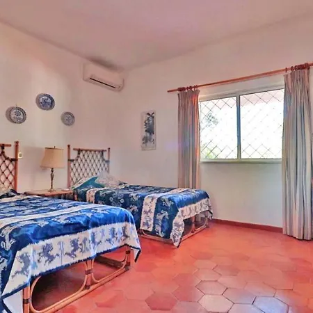Sleeps 6 Pool Air Con Wifi